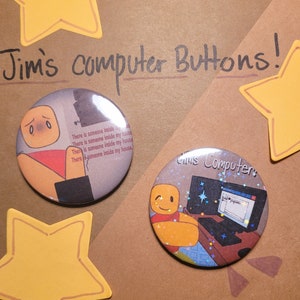 Pode incluir: Dois botões redondos com gráficos de desenhos animados. Um botão apresenta uma figura laranja triste com o texto "There is someone inside my house." O outro botão mostra uma figura laranja em um computador. O texto "Jim's computer Buttons!" está acima.