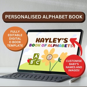 Puede incluir: Una pantalla de computadora portátil que muestra una plantilla de libro de alfabeto digital. La plantilla presenta una ilustración colorida de una flor con una foto de un niño en el centro. El texto "KAYLEY'S BOOK OF ALPHABETS" se muestra en la parte superior de la pantalla. El texto "CUSTOMISE BABY'S NAMES AND IMAGES!" se muestra en un círculo rojo en la parte inferior derecha de la pantalla.