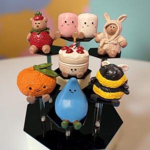 REA Polaroid fotohållare för Instax | Mjukisdjursdisplay i Jellycat-stil | Handmålad och 3D-utskriven | Unik presentidé för samlare bild 6