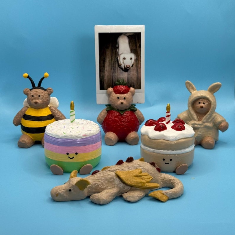 REA Polaroid fotohållare för Instax | Mjukisdjursdisplay i Jellycat-stil | Handmålad och 3D-utskriven | Unik presentidé för samlare bild 14