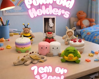 REA Polaroid fotohållare för Instax | Mjukisdjursdisplay i Jellycat-stil | Handmålad och 3D-utskriven | Unik presentidé för samlare
