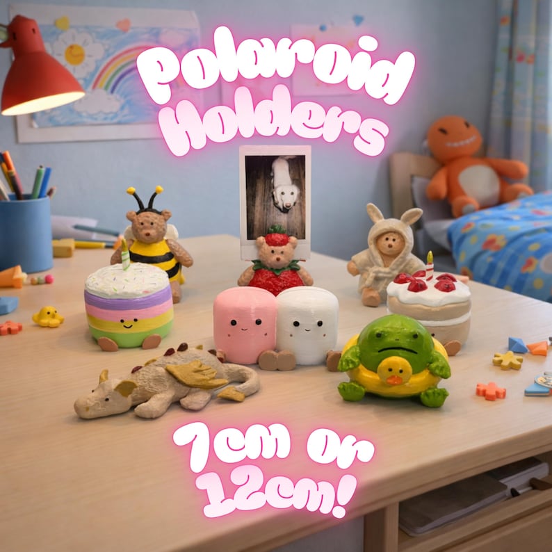 REA Polaroid fotohållare för Instax | Mjukisdjursdisplay i Jellycat-stil | Handmålad och 3D-utskriven | Unik presentidé för samlare bild 1