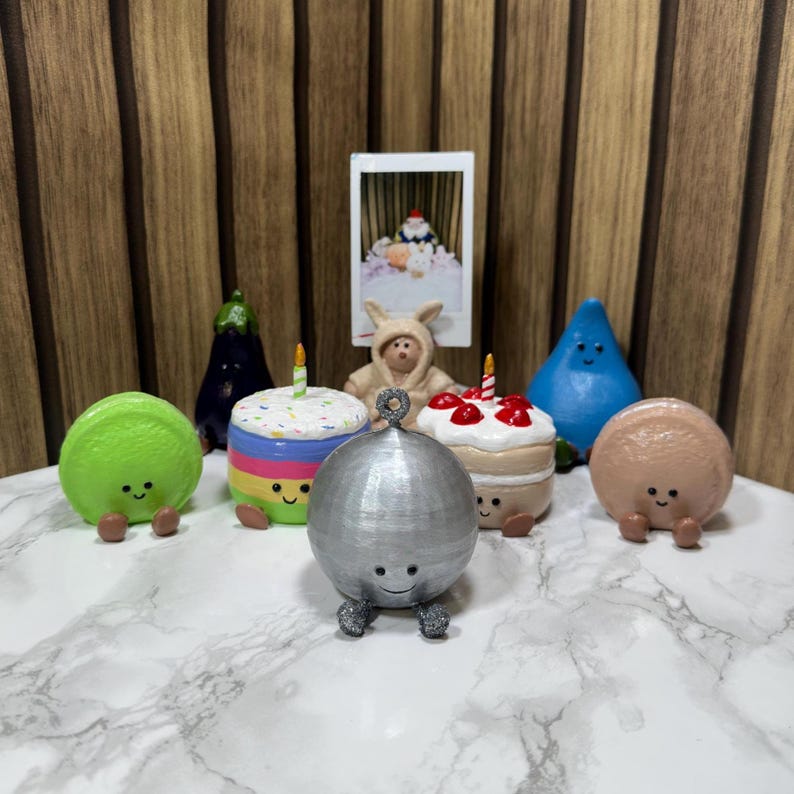 REA Polaroid fotohållare för Instax | Mjukisdjursdisplay i Jellycat-stil | Handmålad och 3D-utskriven | Unik presentidé för samlare bild 3
