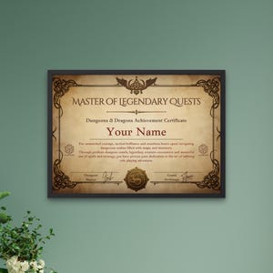 Puede incluir: Certificado enmarcado con el texto "MASTER OF LEGENDARY QUESTS" y "Dungeons & Dragons Achievement Certificate." El certificado tiene un diseño de pergamino vintage con bordes decorativos y espacio para un nombre. El marco es negro.