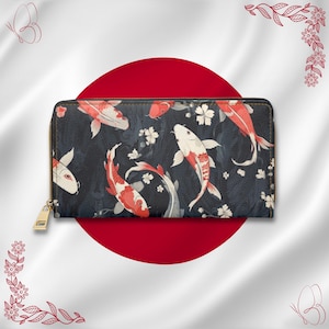 Könnte beinhalten: Schwarze Geldbörse mit goldenem Reißverschluss und einem Koi-Fisch-Muster in Rot und Weiß. Das Design umfasst weiße Blumenakzente. Die Geldbörse ist rechteckig.