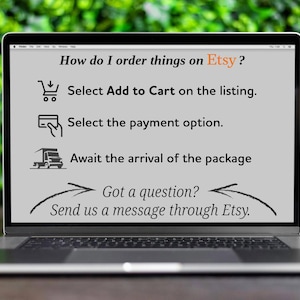 K&ouml;nnte beinhalten: Ein Laptop-Bildschirm mit Anweisungen, wie man Artikel auf Etsy bestellt. Die Anweisungen beinhalten die Auswahl von "In den Warenkorb legen", die Wahl einer Zahlungsoption und das Warten auf das Eintreffen des Pakets. Der Text enth&auml;lt auch eine Nachricht f&uuml;r Kunden mit Fragen, um den Verk&auml;ufer &uuml;ber Etsy zu kontaktieren.