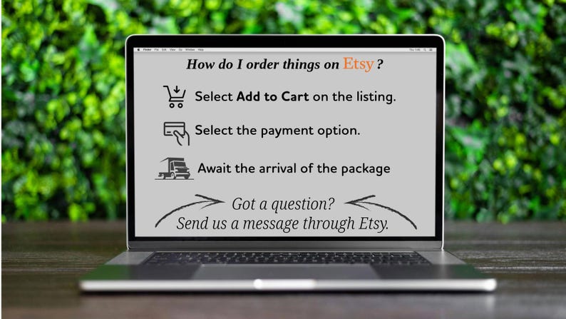 K&ouml;nnte beinhalten: Ein Laptop-Bildschirm mit Anweisungen, wie man Artikel auf Etsy bestellt. Die Anweisungen beinhalten die Auswahl von "In den Warenkorb legen", die Wahl einer Zahlungsoption und das Warten auf das Eintreffen des Pakets. Der Text enth&auml;lt auch eine Nachricht f&uuml;r Kunden mit Fragen, um den Verk&auml;ufer &uuml;ber Etsy zu kontaktieren.