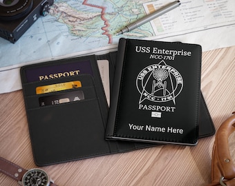 Könnte beinhalten: Schwarzer Leder-Reisepass-Etui mit einem Star Trek USS Enterprise-Logo und dem Text "USS Enterprise NCC-1701 Passport".