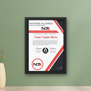 Puede incluir: Un certificado rojo y negro con el texto "Systems Alliance Special Operations" y "NZ" en un círculo blanco. El certificado es para "Interplanetary Combatives Academy" y se presenta a "Your Name Here".