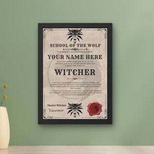 Puede incluir: Un certificado de estilo vintage con un marco negro, titulado "Escuela del Lobo." El certificado declara que "[Tu Nombre Aquí]" ha ganado el título de "Brujo." El certificado presenta un logotipo de cabeza de lobo y un sello de lacre rojo.