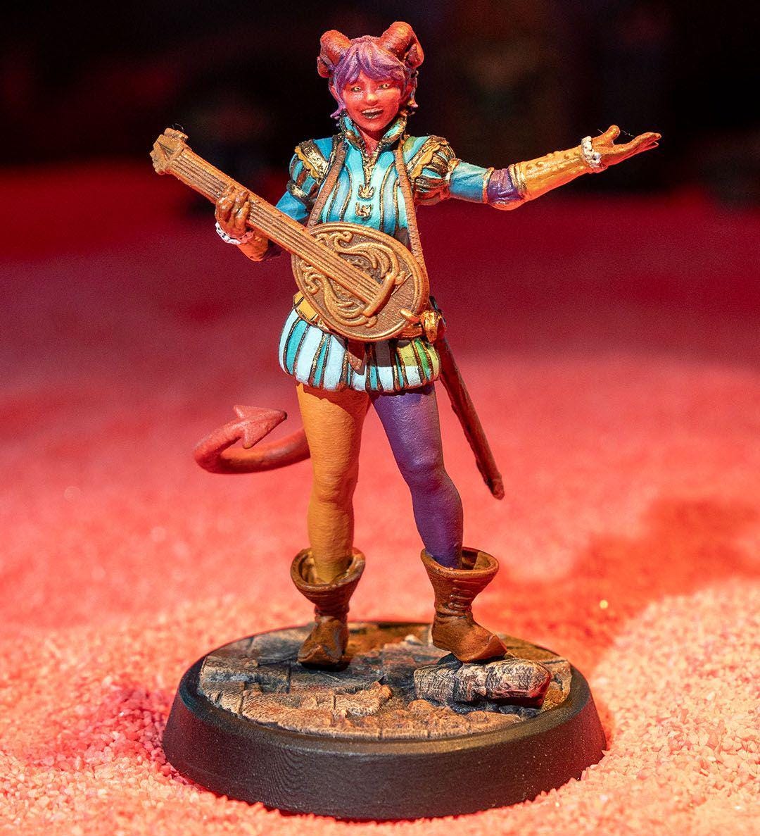 Miniatura D&amp;D Tiefling Bardo Sigrid Yalve Femmina - Scala 32mm Per TTRPG - Non Dipinta
