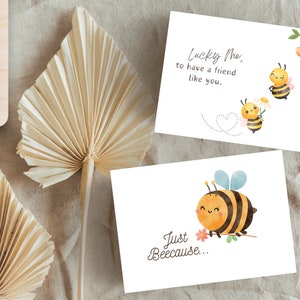 Puede incluir: Dos tarjetas de felicitaci&oacute;n con ilustraciones de abejas. La primera tarjeta tiene una abeja con una flor y el texto "Lucky Me, to have a friend like you." La segunda tarjeta tiene una abeja con el texto "Just Beeecause..."
