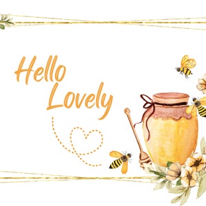 Puede incluir: Una ilustraci&oacute;n de acuarela de un tarro de miel con un cuchar&oacute;n de miel, abejas y flores. El texto "Hello Lovely" est&aacute; escrito en letra naranja. La ilustraci&oacute;n est&aacute; enmarcada con un borde dorado.