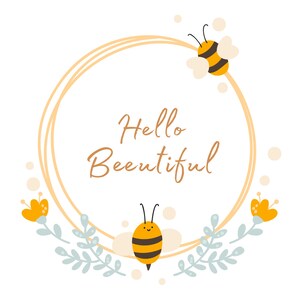 Puede incluir: Un marco circular dorado con el texto "Hello Beeutiful" en su interior. Dos abejas de dibujos animados con rayas negras y amarillas est&aacute;n a cada lado del marco. Hay flores amarillas y hojas verdes alrededor del marco.
