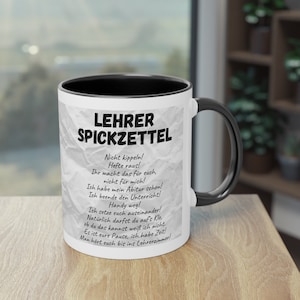 Könnte beinhalten: Weiße Keramiktasse mit schwarzem Henkel. Die Tasse hat einen schwarzen Rand und ein weißes Design, das "LEHRER SPICKZETTEL" mit einem zerknitterten Papiereffekt sagt. Der Text darunter lautet "Nicht kippeln! Hefte raus! Ihr macht das für euch, nicht für mich! Ich habe mein Abitur schon! Ich beende den Unterricht! Handy weg! Ich setze euch auseinander! Natürlich darfst du auf's Klo, ob du das kannst weiß ich nicht. Es ist eure Pause, ich habe Zeit! Man hört euch bis ins Lehrerzimmer!"