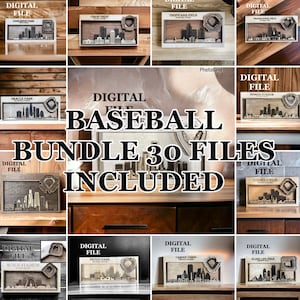 Op de afbeelding: Een collage van 30 digitale bestanden van honkbalstadions, elk met een uniek ontwerp en een houten frame. De tekst "DIGITAL FILE" en de naam van het stadion worden op elke afbeelding weergegeven. De tekst "BASEBALL BUNDLE 30 FILES INCLUDED" wordt in grote, vetgedrukte letters in het midden van de collage weergegeven.