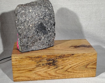 Scultura minimalista luminosa in roccia e legno