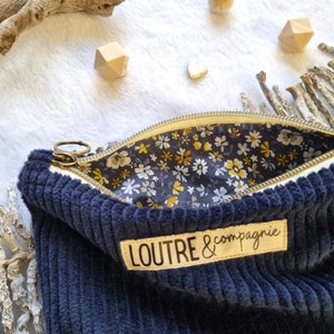 Pochette en velours côtelé bleu marine fleurs