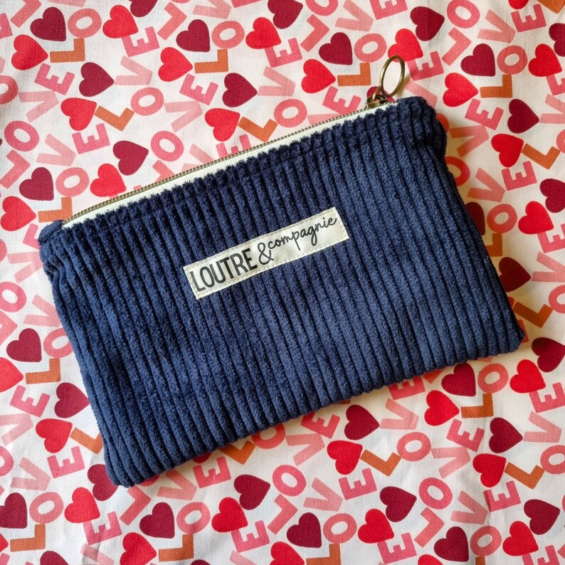 Pochette en velours côtelé bleu marine love