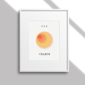 Puede incluir: Una impresión enmarcada con un círculo amarillo, naranja y rojo en el centro. El texto "5 5 5" está por encima del círculo y el texto "CHANGE" está por debajo del círculo.