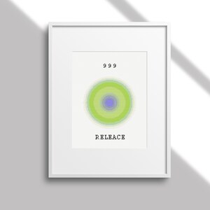 Puede incluir: Una impresión enmarcada con un diseño circular verde y azul y el texto "999 RELEASE" en negro.