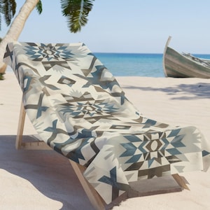 Toalla de playa moderna del suroeste, azul grisáceo, toalla de baño navajo, toalla de playa moderna de color azul occidental, accesorio de playa de arte nativo americano, diseño azteca