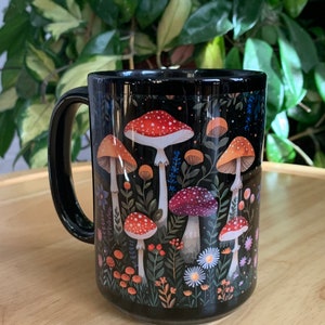 Koffiemok 11 en 15 oz keramische wilde paddestoelen volkskunst koffiemok theekop forestcore zwarte achtergrond paddestoel ontwerp aardetinten koffiemok