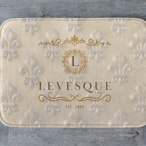 Alfombrilla de baño personalizada con monograma, alfombrilla de baño de microfibra con fondo de flor de lis dorada, regalos de boda personalizados, regalo de monograma con nombre personalizado, inauguración de la casa