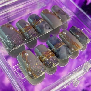 ゴールドとパールのアクセントが付いたグレーの大理石のプレスオンネイル – フォーマルなイベントにぴったりの豪華なネイルアート。今すぐカートに追加しましょう!