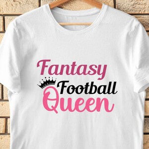 Puede incluir: Camiseta blanca con el texto "Fantasy Football Queen" en letras rosa y negras con una pequeña corona sobre la palabra "Football".