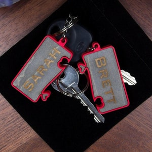 Personalisierte ineinander greifende Herzen Puzzle-Schlüsselring-Set, eine Kombination aus grauem Holzfinish und 3D-Druck, perfektes Paargeschenk, das Liebe darstellt