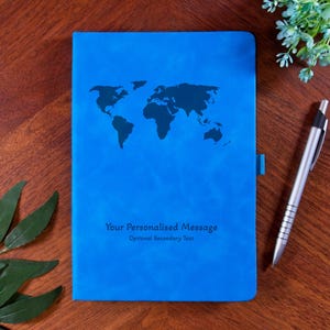 Cuaderno de viaje personalizado con mapa del mundo: Cuaderno de tapa dura tamaño A5, con detalles grabados con láser en piel sintética.