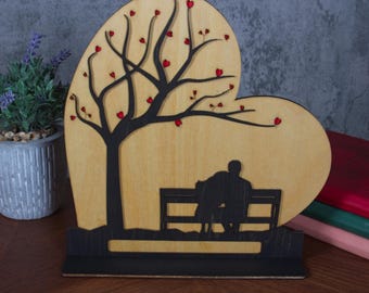Personalisierte Holz Herz Display, Paar unter Baum, Jubiläumsgeschenk