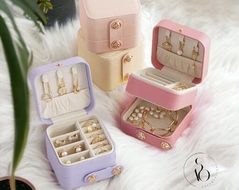 Boîte à bijoux portable en cuir PU nouveau style pour femme, organisateur de bijoux à section amovible en cuir PU riche, étui à bijoux en cuir de luxe.