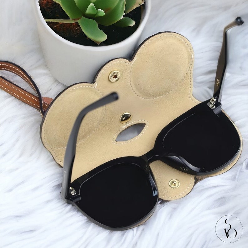 Trendy Portable Leather Sunglasses Case, Modern Clippable Sunglasses Bag, Minimalist Lightweight Travel Hanging Sunglasses Pouch, For Her image 3