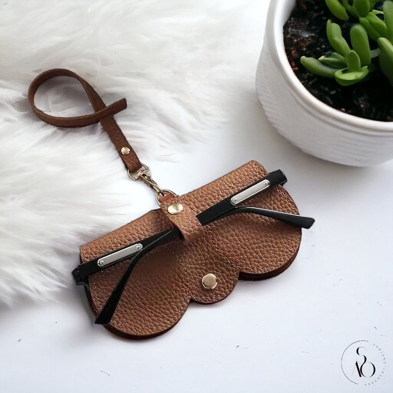 Étui à lunettes de soleil portable tendance en cuir, sac à lunettes de soleil clipsable moderne, pochette de lunettes de soleil suspendue de voyage légère et minimaliste, pour elle Coffee Brown