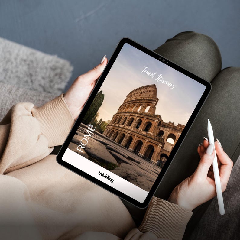 K&ouml;nnte beinhalten: Ein Tablet zeigt eine Reiseroute f&uuml;r Rom, Italien, mit dem Kolosseum. Auf dem Bildschirm stehen die Worte "Travel Itinerary" und "Rome", mit dem Logo "travelling". Ein wei&szlig;er Stift wird gehalten.