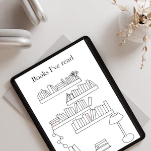 Könnte beinhalten: Ein digitales Tablet mit einer schwarz-weißen Strichzeichnung mit dem Titel Books I've read, die Bücherregale, Bücher, eine Lampe und eine Pflanze zeigt. Das Tablet liegt neben silbernen Over-Ear-Kopfhörern und einer kleinen Vase mit Trockenblumen.