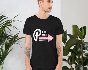 Puede incluir: Camiseta gris oscuro con el texto "I ❤️ Her Personality" en blanco y rosa. El diseño incluye una flecha rosa que apunta hacia la derecha, con un símbolo de corazón encima de la palabra "Her".