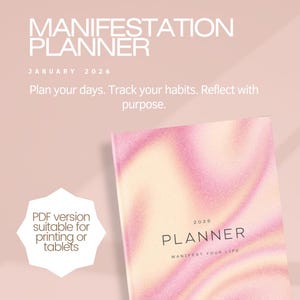 Könnte beinhalten: Ein rosa-cremefarbener Manifestationsplaner 2026 mit dem Text "Plane deine Tage. Verfolge deine Gewohnheiten. Reflektiere mit Absicht." Als PDF-Version zum Drucken oder für Tablets verfügbar.