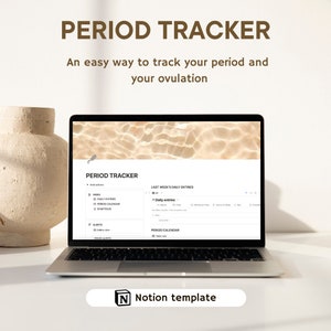 Puede incluir: La pantalla de un ordenador portátil que muestra una plantilla de Notion para un seguimiento del período. La plantilla incluye secciones para entradas diarias, un calendario del período y síntomas. La imagen de fondo es un primer plano de agua con la luz del sol reflejándose en la superficie.