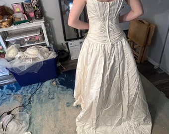 Vintage size 12 wedding gown. (dress #80)