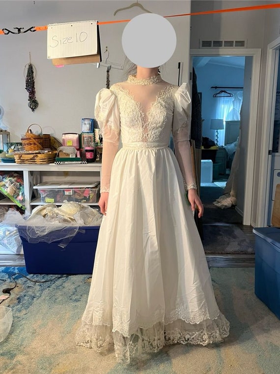 Vintage puff sleeved wedding dress size 10 (dress #70) Vintage puff sleeved wedding dress size 10 (dress #70)