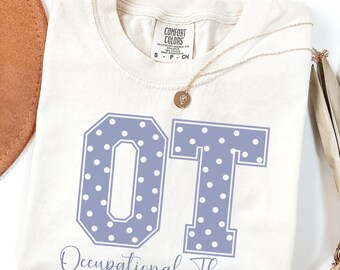 Camiseta de terapia ocupacional, regalo para terapeuta ocupacional, camiseta Comfort Colors OT, regalo de graduación de terapia ocupacional, linda camiseta de terapeuta ocupacional, camiseta azul de lunares de terapeuta ocupacional