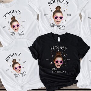 Puede incluir: Cinco camisetas blancas con texto y gr&aacute;ficos negros. El texto en las camisetas dice "Sophia's 21st Birthday Crew" y "It's My 21st Birthday".