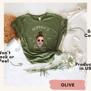 Puede incluir: Camiseta verde oliva con una foto de una mujer con gafas de sol rosas y el texto "Sophia's 21st Birthday Crew Est. 2004".