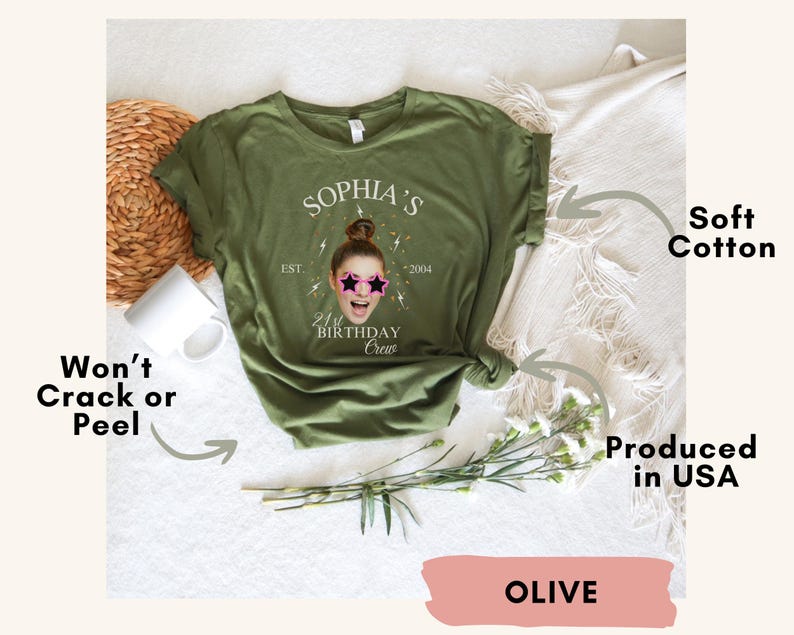 Puede incluir: Camiseta verde oliva con una foto de una mujer con gafas de sol rosas y el texto "Sophia's 21st Birthday Crew Est. 2004".
