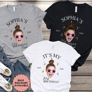 Puede incluir: Tres camisetas con un tema de 21 cumplea&ntilde;os. Las camisetas son grises, negras y blancas. La camiseta gris dice "Sophia's 21st Birthday Crew" con una foto de una mujer con gafas de sol rosas. La camiseta negra dice "Sophia's 21st Birthday Crew" con una foto de una mujer con gafas de sol rosas. La camiseta blanca dice "It's My 21st Birthday" con una foto de una mujer con gafas de sol rosas.