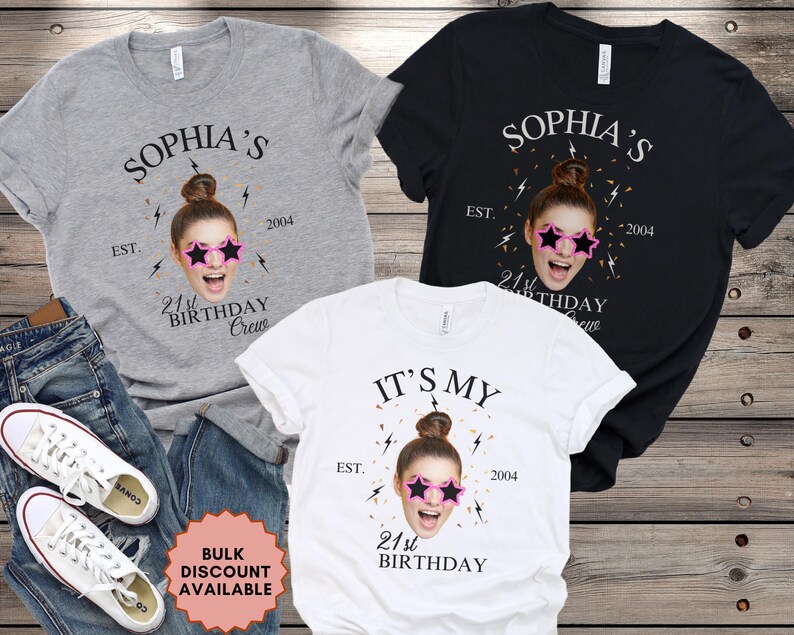 Puede incluir: Tres camisetas con un tema de 21 cumplea&ntilde;os. Las camisetas son grises, negras y blancas. La camiseta gris dice "Sophia's 21st Birthday Crew" con una foto de una mujer con gafas de sol rosas. La camiseta negra dice "Sophia's 21st Birthday Crew" con una foto de una mujer con gafas de sol rosas. La camiseta blanca dice "It's My 21st Birthday" con una foto de una mujer con gafas de sol rosas.