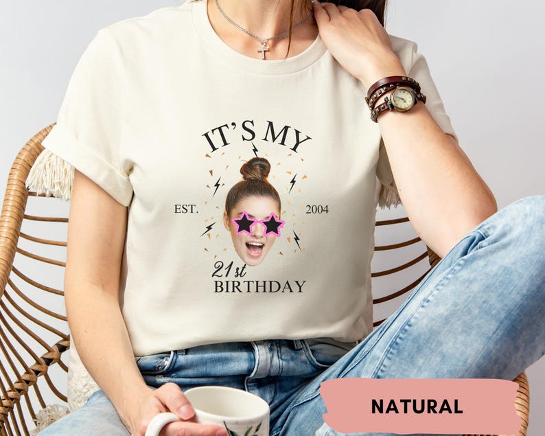 Puede incluir: Una camiseta blanca con el texto "It's My 21st Birthday" y un gr&aacute;fico de una mujer con gafas de sol. El texto "Est. 2004" tambi&eacute;n est&aacute; en la camiseta.